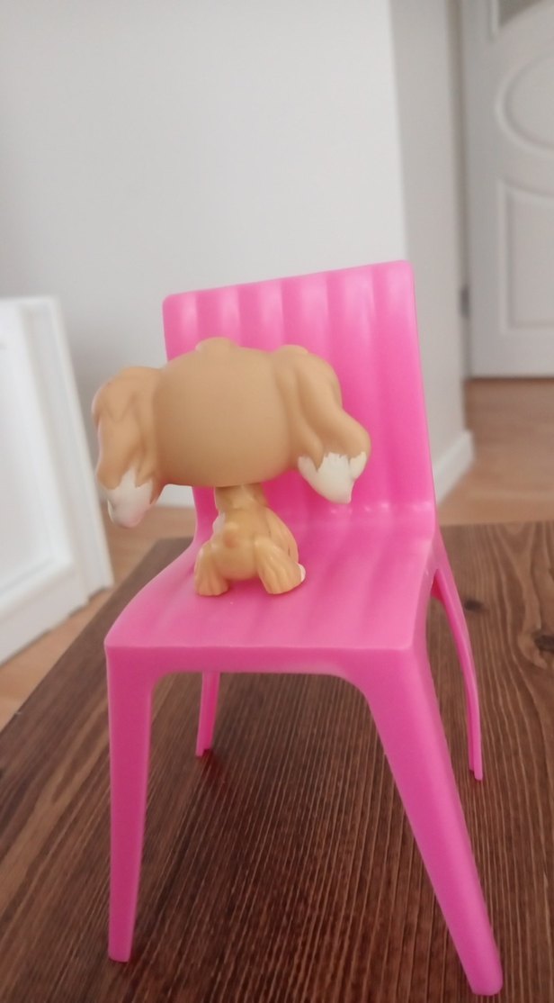 Pastel Pembe Sandalyede Sevimli Aksiyon Figürü - Görsel 2