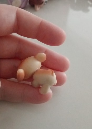Bej Pastel Renkli Aksiyon Figürü