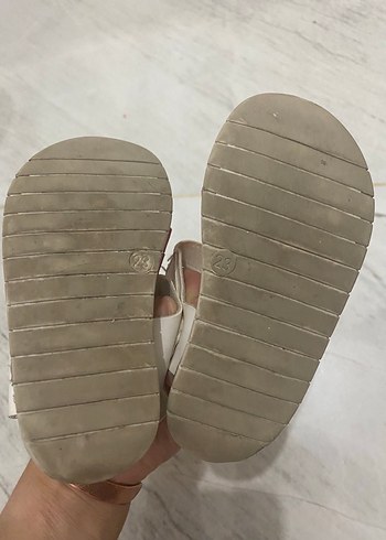23 Beden Kelebek Detaylı Kız Sandalet