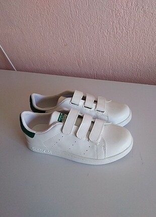 Beyaz adidas ayakkabı