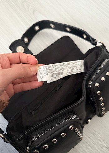 Stradivarius Kemer Detaylı Siyah zımbalı çanta
