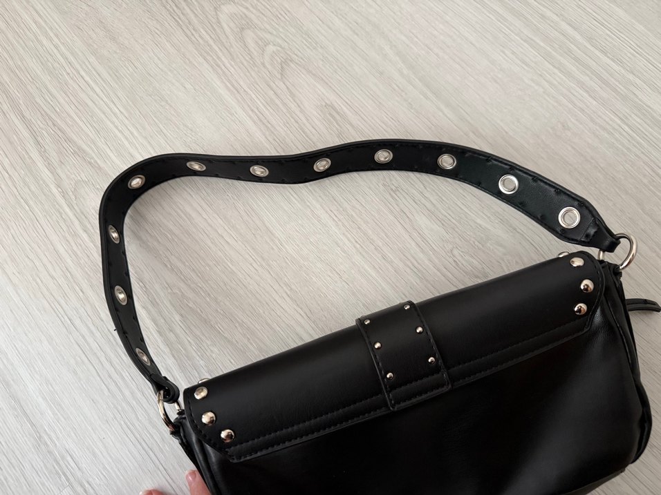 Kemer Detaylı Siyah zımbalı çanta - Görsel 4