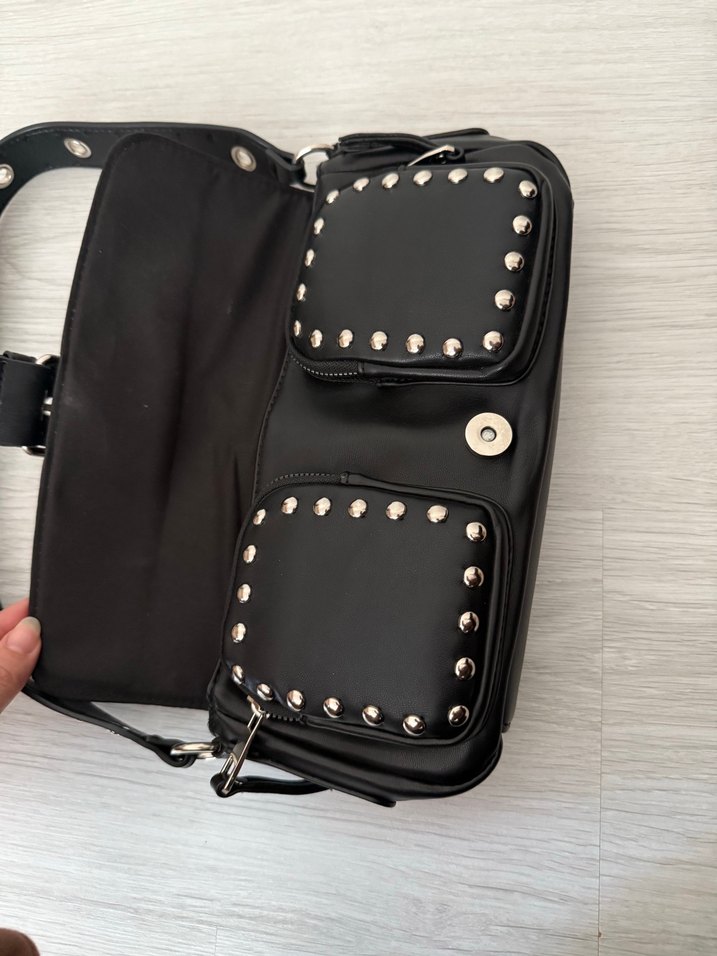 Kemer Detaylı Siyah zımbalı çanta - Görsel 3