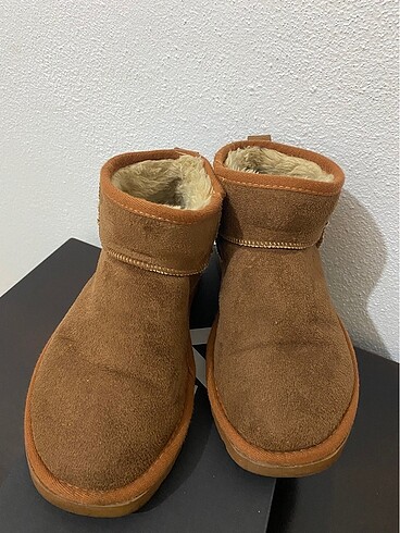 Ugg mini bot