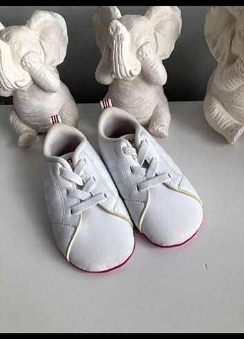 19 Beden beyaz Renk Yepyeni sifir bir tek etiket yok kutu yok adidas orjinal