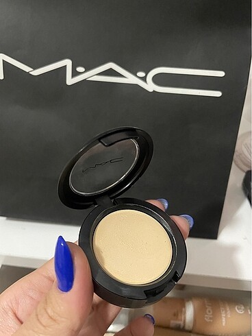 MAC MAC CREAM COLOUR BASE PEARL