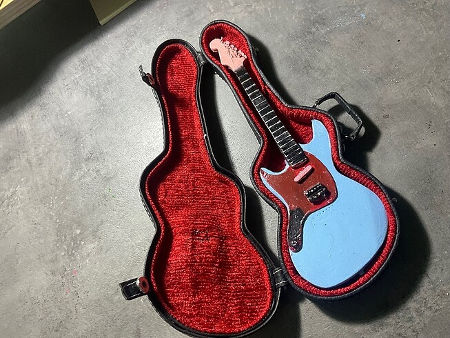 Kurt cobain el yapımı gitar çantalı