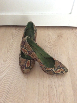 Diğer Yılan derisi modeli stiletto