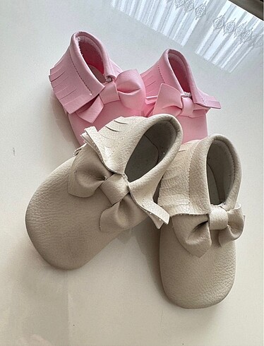 iki çift bebek ev ayakkabısı