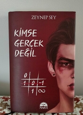İMZALI - KUTULU - Kimse Gerçek Değil - Zeynep Sey