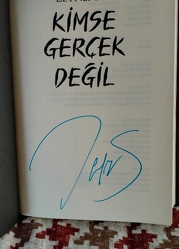 Beden İMZALI - KUTULU - Kimse Gerçek Değil - Zeynep Sey