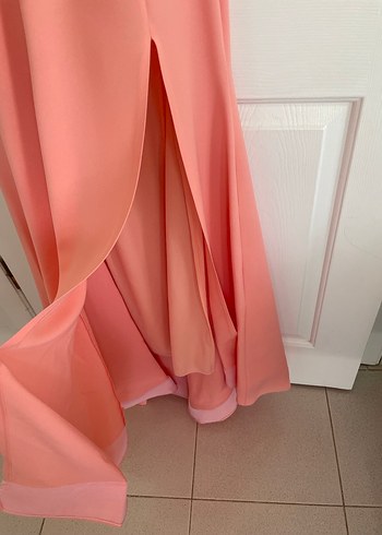 Zincir ve taşlı somon rengi abiye - Görsel 3