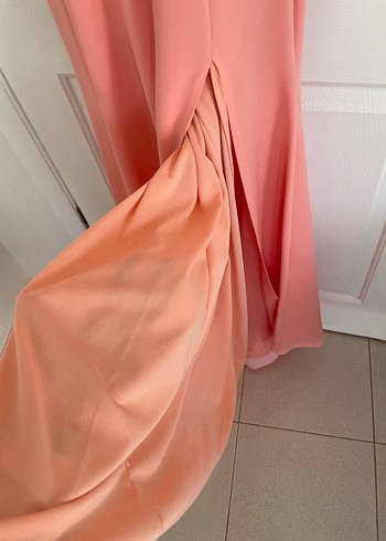 Zincir ve taşlı somon rengi abiye - Görsel 4