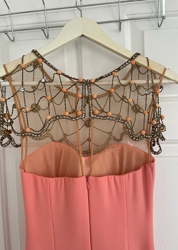 Zincir ve taşlı somon rengi abiye - Görsel 6