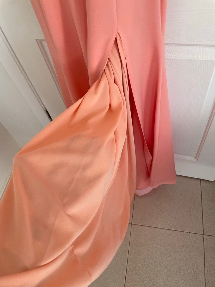 Zincir ve taşlı somon rengi abiye - Görsel 4