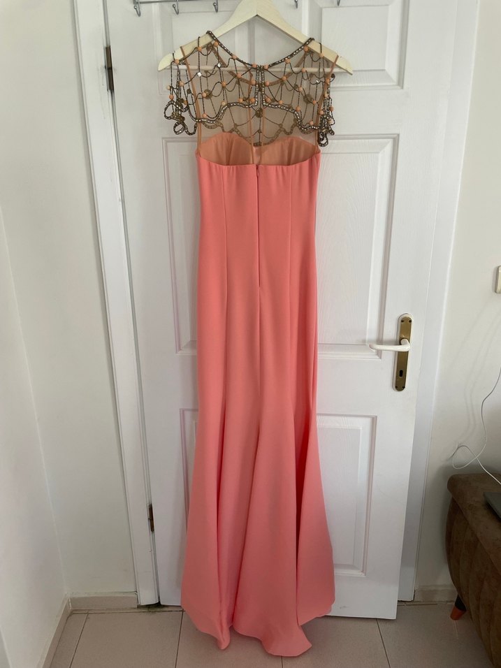 Zincir ve taşlı somon rengi abiye - Görsel 5