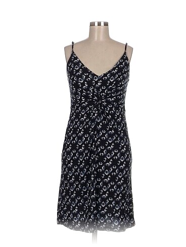 H&M Kısa Elbise %70 İndirimli.