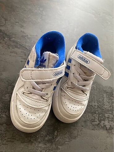 24 Beden Adidas çocuk ayakkabı