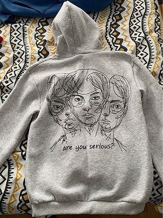 arka baskili sweatshirt