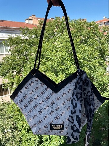 Beyaz Fularlı Kol Çantası