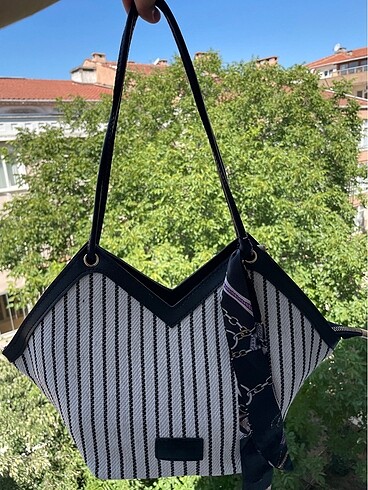  Beden beyaz Renk Fularlı Çizgili Kol Çantası