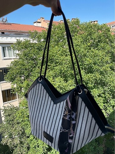  Beden Fularlı Çizgili Kol Çantası