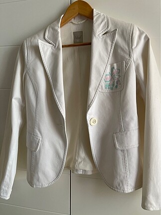Trençkot kumaşında klasik kesim beyaz ceket
