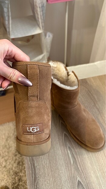 Ugg short bot