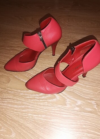 Kırmızı deri stiletto topuklu ayakkabı 