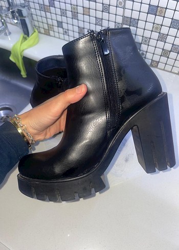 Siyah Deri Kadın Topuklu Bot - Görsel 2