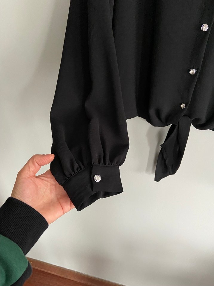 Siyah V Yaka Düğmeli Kadın Bluz - Görsel 3