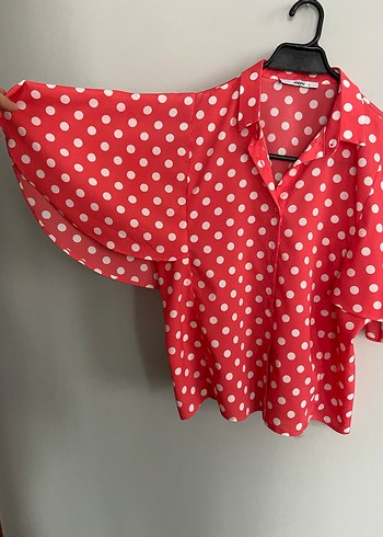 Kısa Kollu Kırmızı Puantiyeli V Yaka Gömlek - Görsel 3