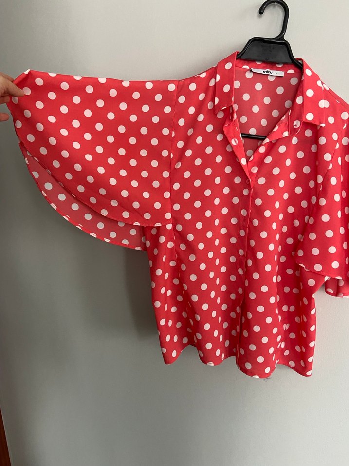 Kısa Kollu Kırmızı Puantiyeli V Yaka Gömlek - Görsel 3