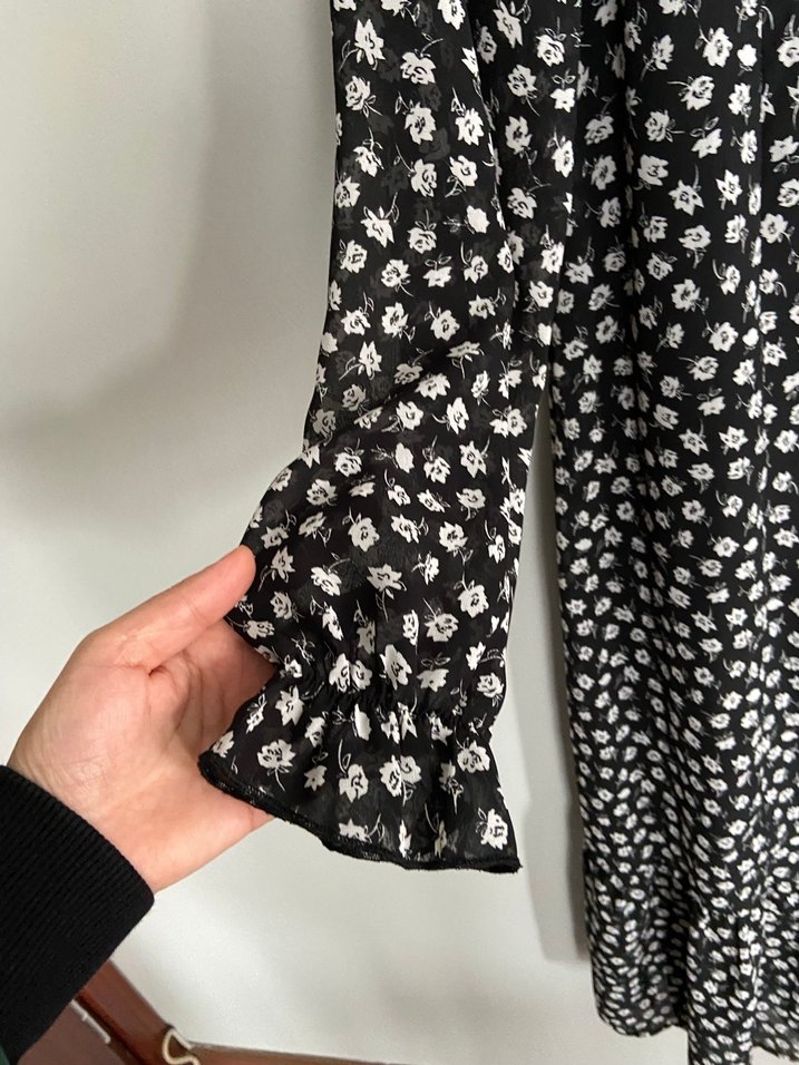 V Yaka Siyah Uzun Kollu Düğmeli Elbise - Görsel 3