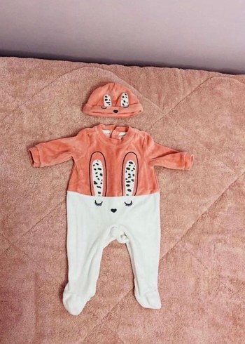 Diğer Yeni doğan şapkalı kız bebek kadife tulum somon ve beyaz renk