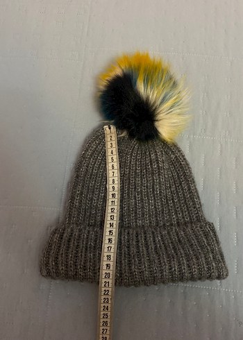 Zara Kurk Ponponlu Gri Bere. Soğuk havalarda sıcak tutar. - Görsel 3