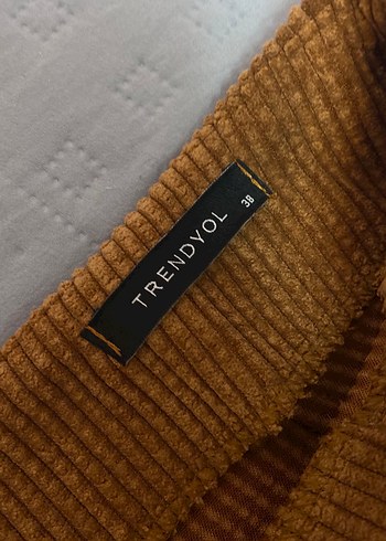 Trendyol Kahverengi kadife kumaşlı, düğme detaylı şort etek. - Görsel 4
