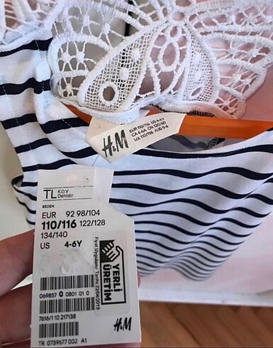 5 Yaş Beden beyaz Renk H&M marka 5-6 yaş kelebek detaylı üst bluz tişört