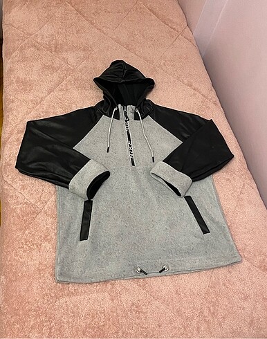 40 beden deri detaylı kapüşonlu sweatshirt