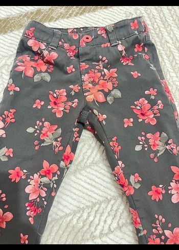 Çiçek Desenli Gri Kız Pantolonu - Görsel 2