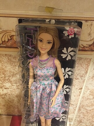 kutulu barbie.. bebek sağlam fakat kutusu hasarlı açık