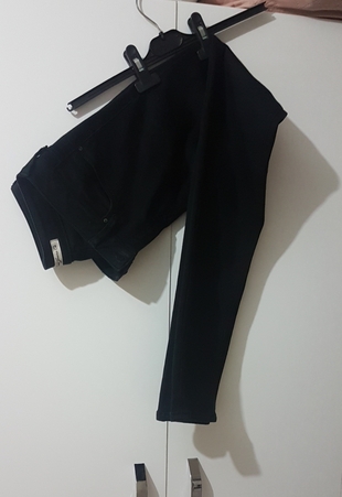 mavi jeans siyah pantolon