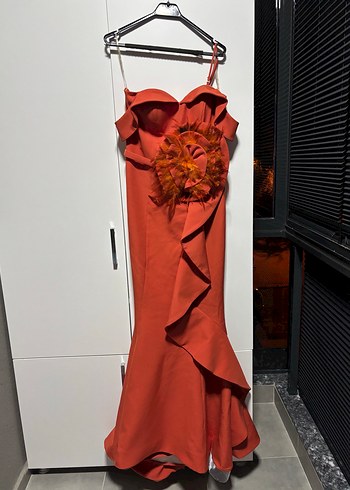 Somon Renk Volanlı Uzun Straplez Abiye Elbise - Görsel 3