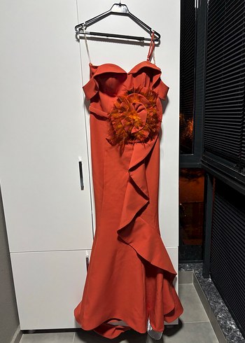 Somon Renk Volanlı Uzun Straplez Abiye Elbise - Görsel 4