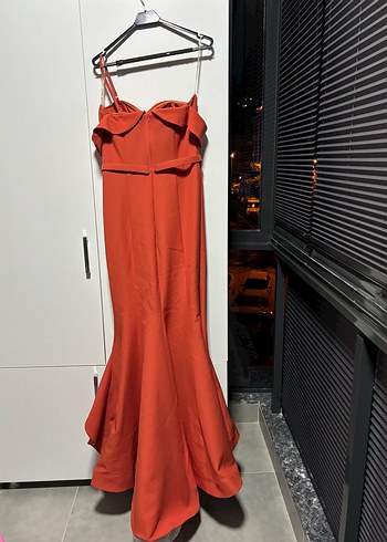 Somon Renk Volanlı Uzun Straplez Abiye Elbise - Görsel 5