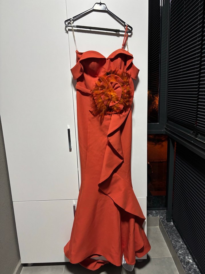 Somon Renk Volanlı Uzun Straplez Abiye Elbise - Görsel 4