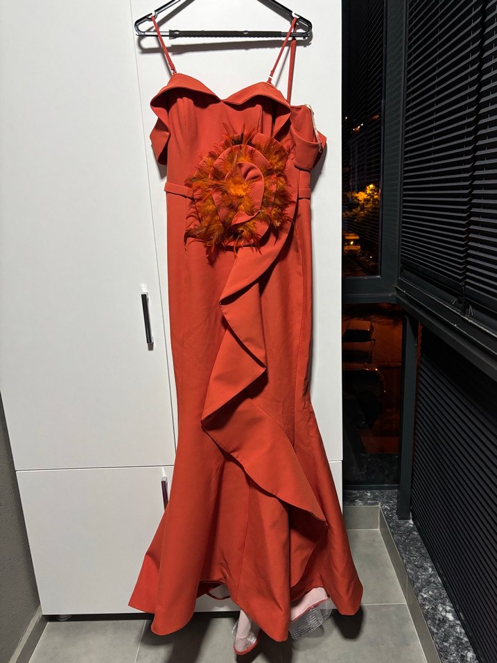 Somon Renk Volanlı Uzun Straplez Abiye Elbise - Görsel 2