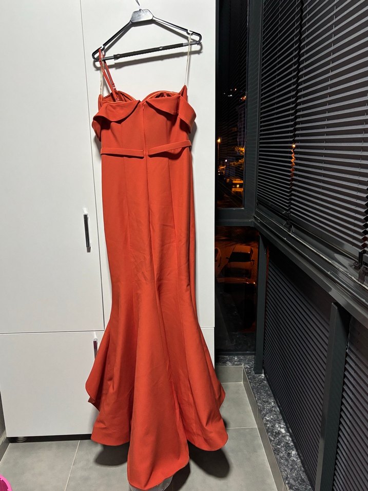 Somon Renk Volanlı Uzun Straplez Abiye Elbise - Görsel 5