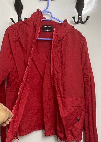 Kadın kırmızı şapkalı yağmurluk - Görsel 3