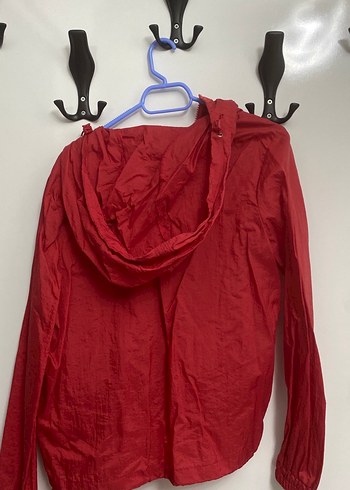 Kadın kırmızı şapkalı yağmurluk - Görsel 4